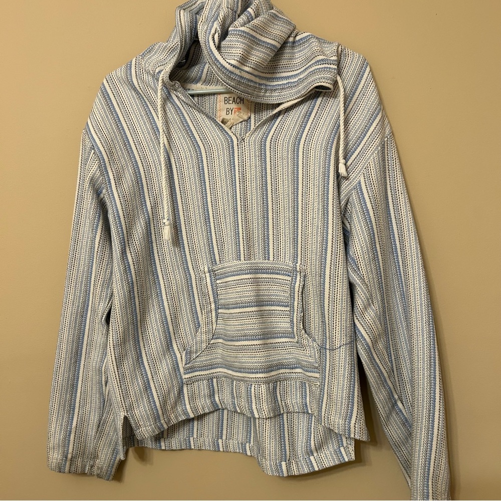 Has some blue white and a little bit of black. It’s a nice beach cover-up.